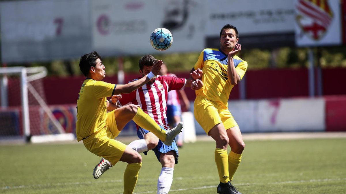 Dos jugadores del Tàrrega intentan arrebatar el balón ayer a un rival.