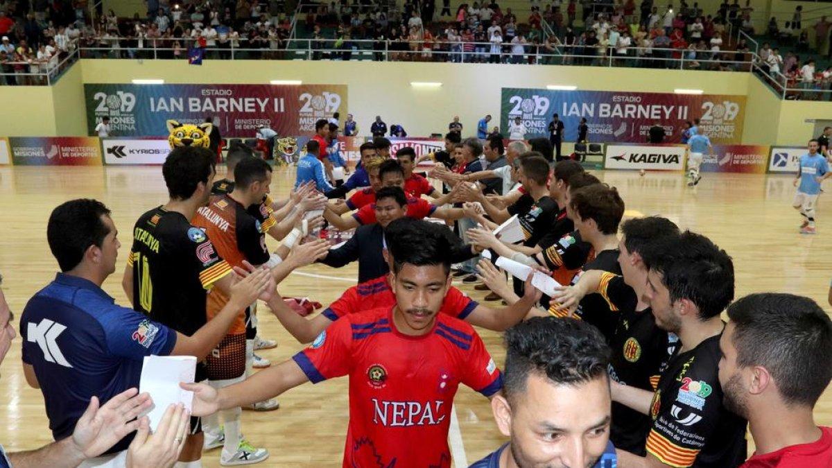 Catalunya hizo el pasillo a los jugadores nepalíes.