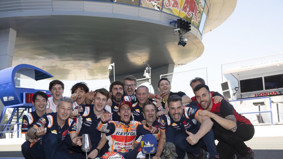Marc Màrquez celebra la seua victòria a Jerez de la Frontera al costat dels membres del seu equip de Repsol Honda.