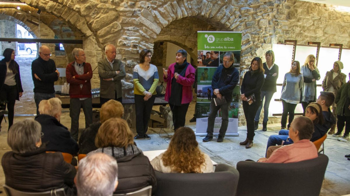 La familia Mayoral y el Grup Alba presentaron ayer el acuerdo de cesión del edificio a los vecinos.