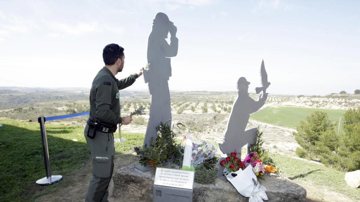 Ofrena floral al monument d'homenatge als agents rurals assassinats a Aspa, a la reserva natural de Mas de Melons.