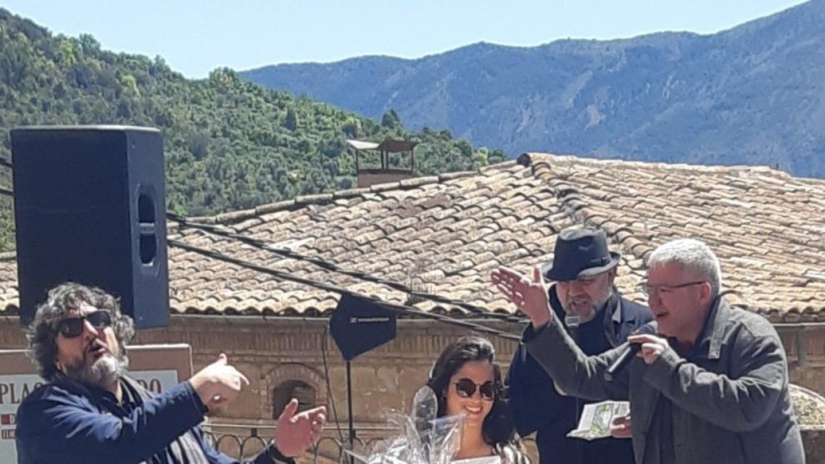 Una de les guanyadores dels enigmes plantejats per l’escriptor Màrius Serra, ahir a la Pobla de Segur.