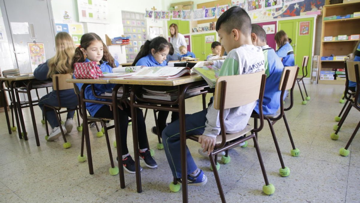 Una de las aulas con pelotas en las sillas para que no hagan ruido al moverlas.