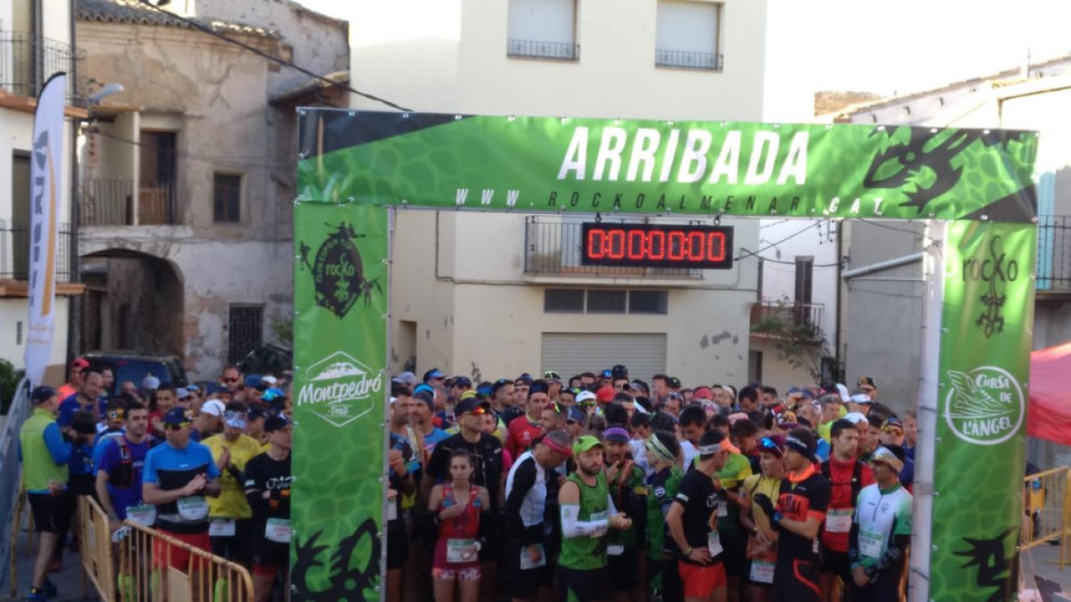 Los participantes de la Trail Montpedró en los momentos previos a la disputa de la carrera.