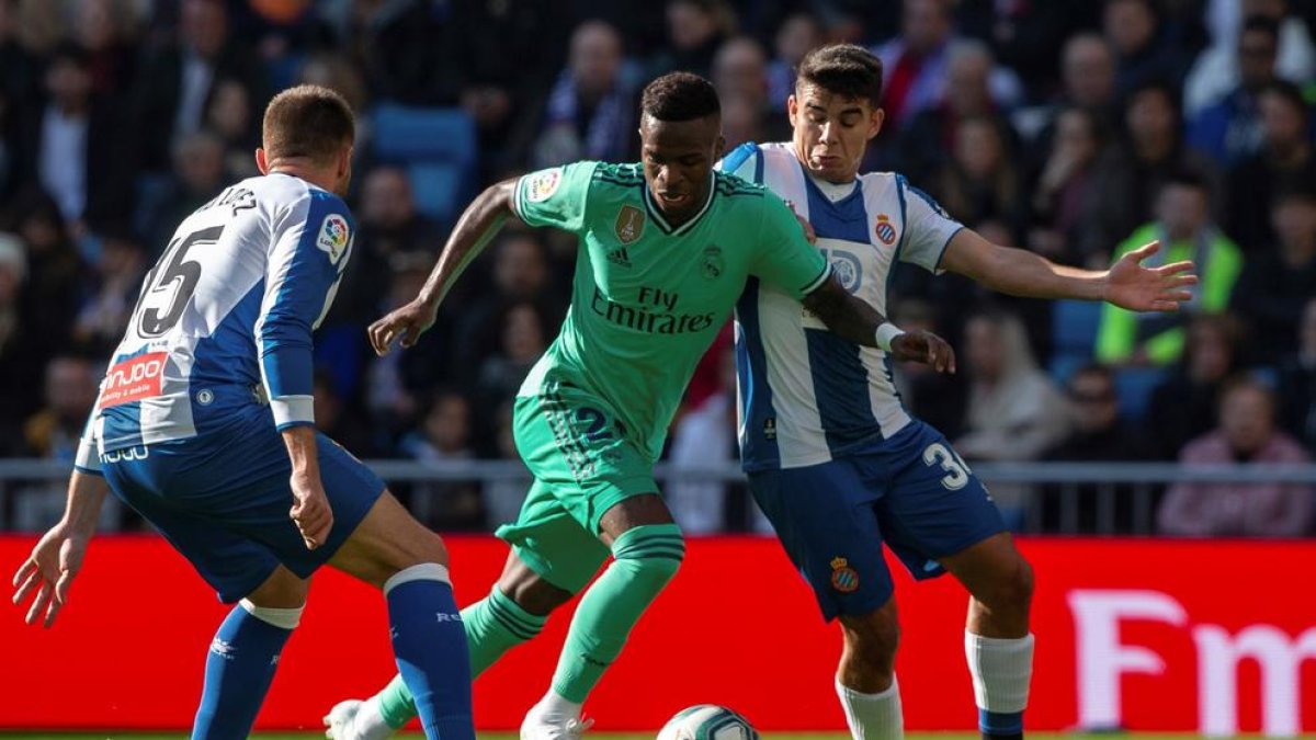 Vinícius intenta anar-se’n del marcatge dels jugadors de l’Espanyol David López i Víctor Gómez.