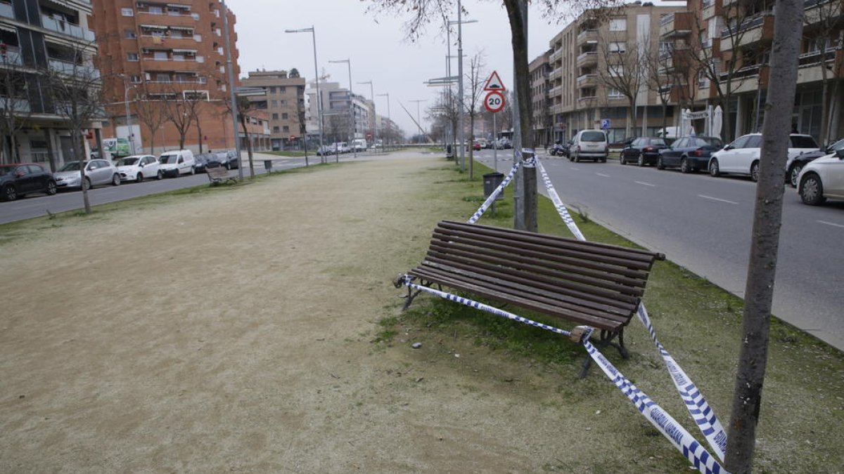 Quejas por no reparar un banco roto de hace meses en Balàfia