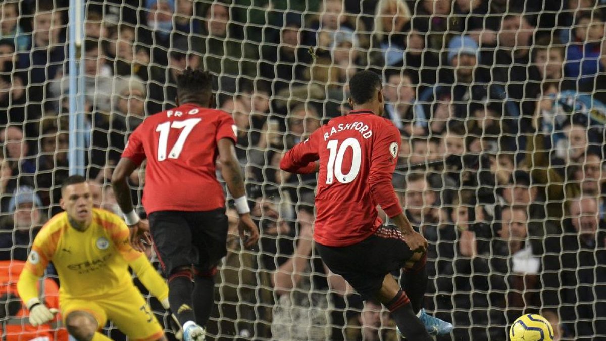 Rashford va inaugurar el marcador per al United transformant un penal.
