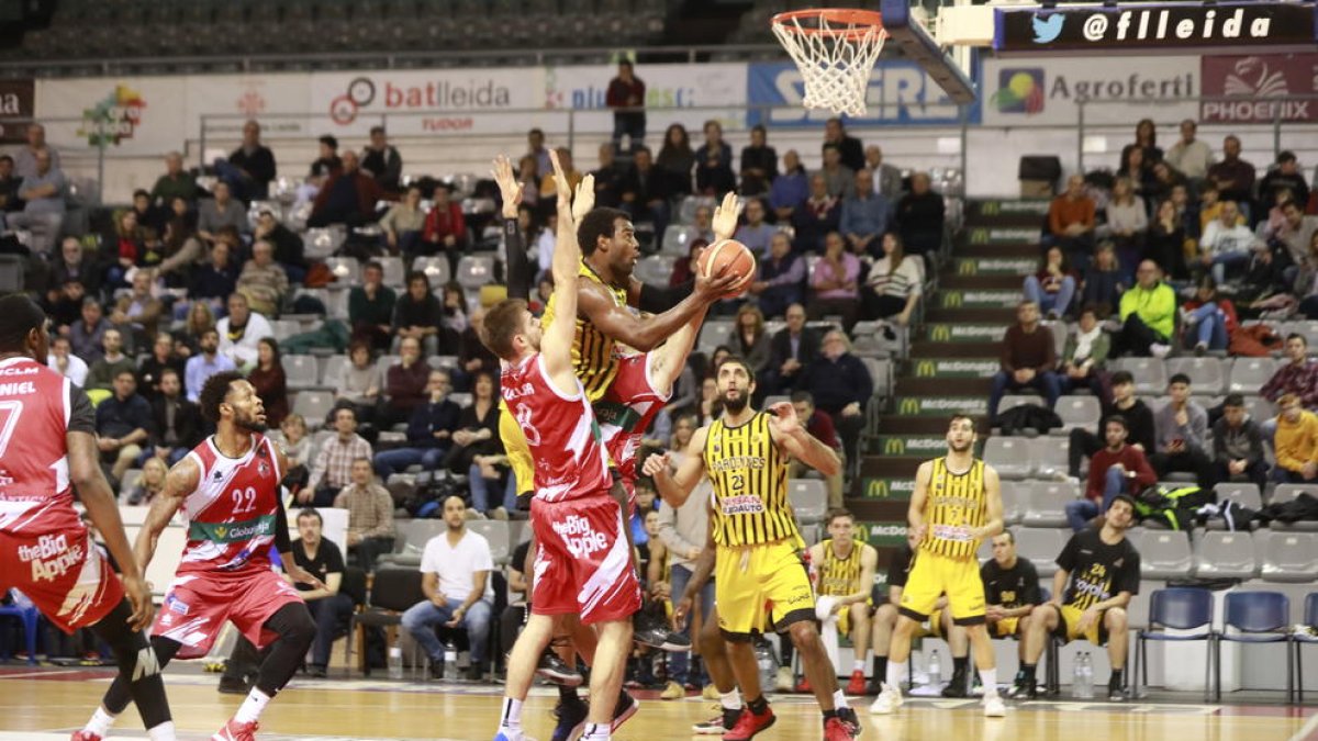 Wendell Davis intenta un llançament davant de la defensa d’un jugador del Villarrobledo.