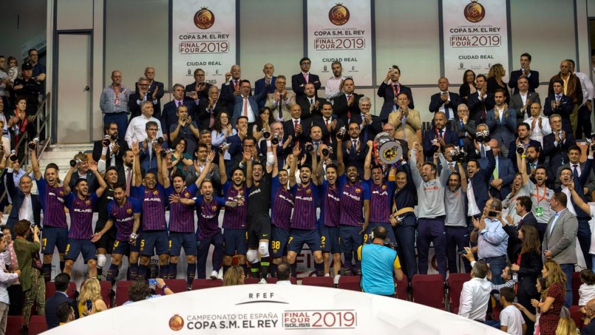 La plantilla del Barça de futbol sala celebra el seu sisè títol de Copa del Rei.