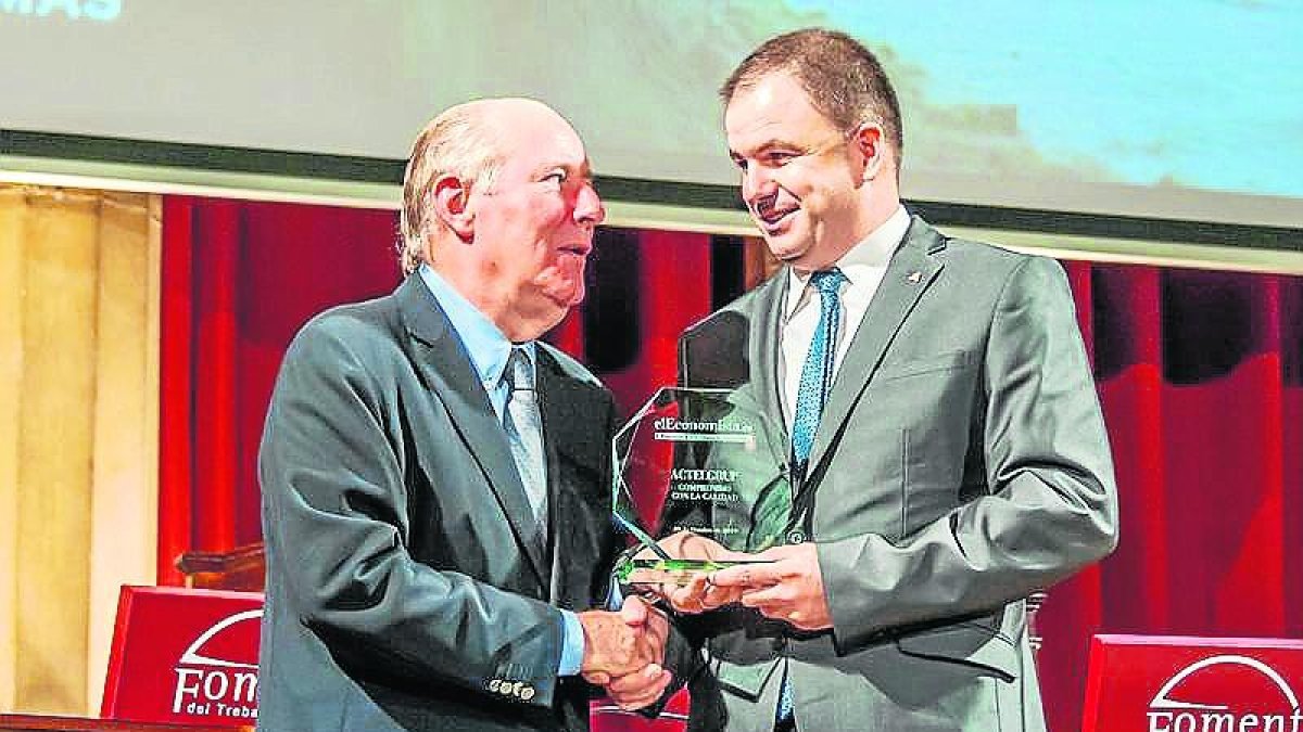 El presidente de ActelGrup, Josep Maria Codina, recogió el premio
