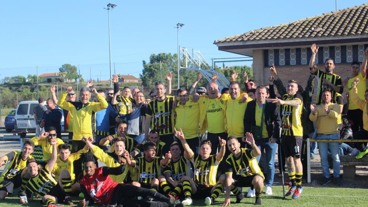 Jugadores, cuerpo técnico y directivos del Angulària celebran el triunfo que les da el campeonato.