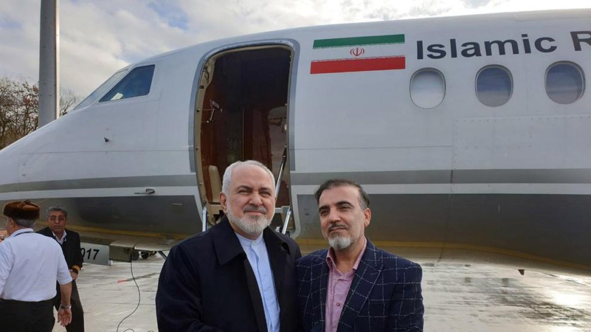 El ministro de Exteriores iraní, Mohamad Yavad Zarif, con Masud Soleimaní, liberado ayer.