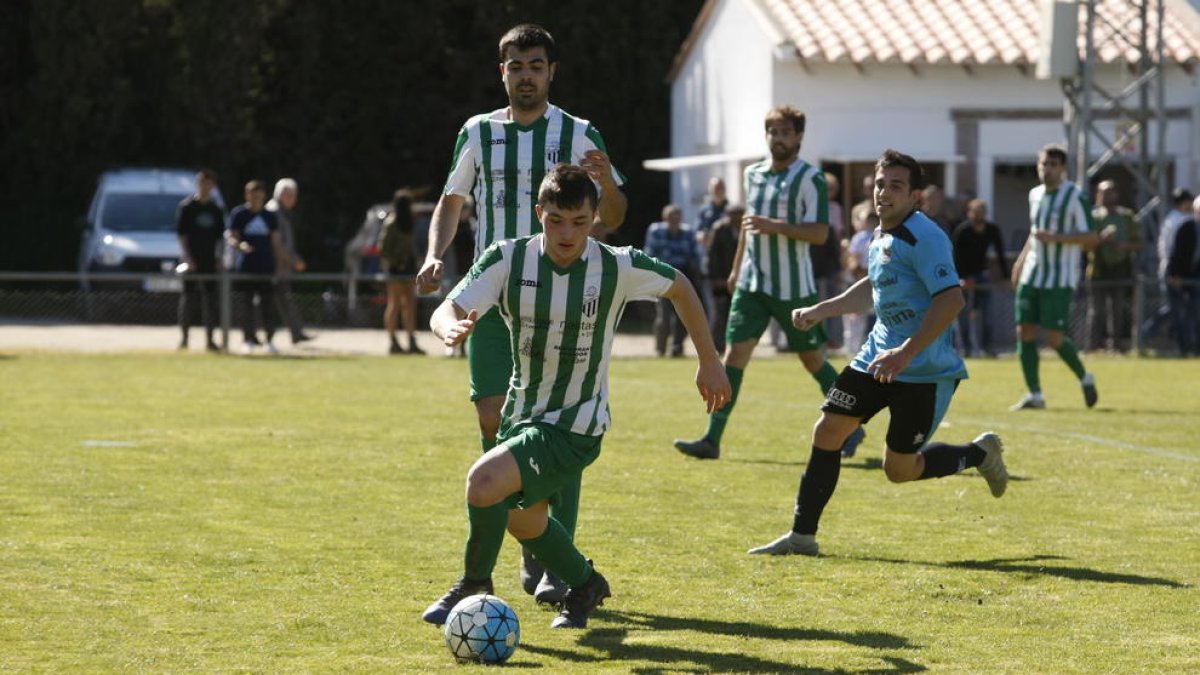 Una acció del partit entre l’Alguaire i el Rosselló.