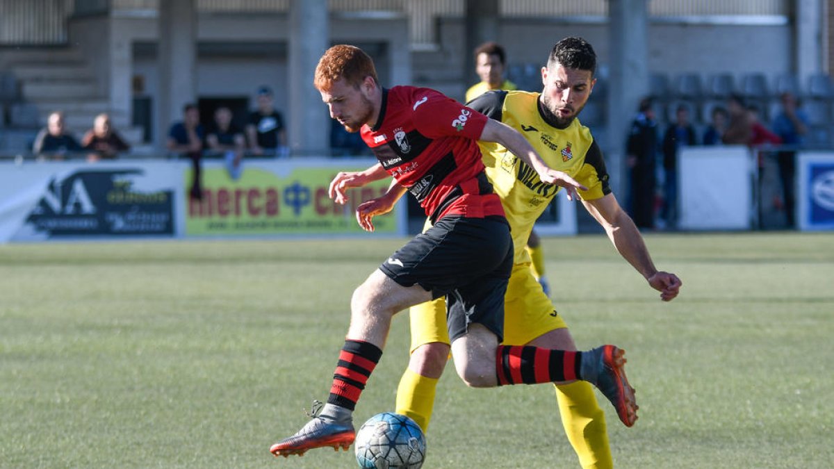 Òscar Canadell mira d’eludir el marcatge d’un defensa del Balaguer.