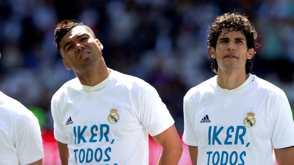 Casemiro, amb la samarreta de suport a Casillas abans del partit.