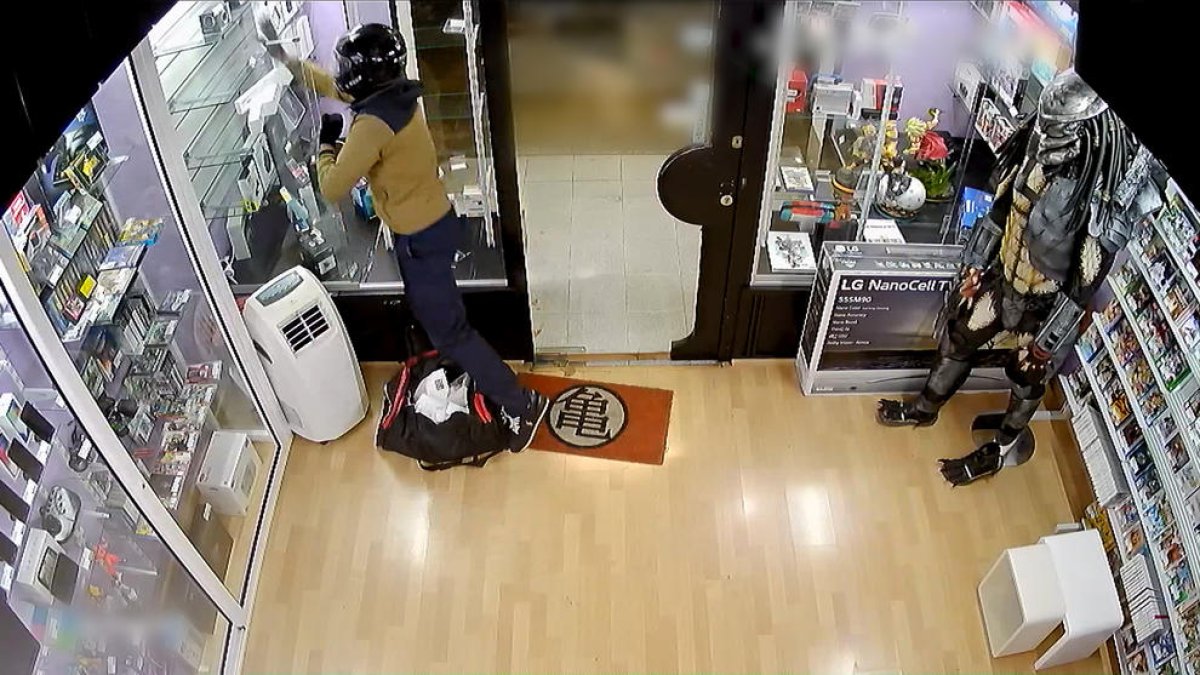 Imatge de la càmera de seguretat de la botiga atacada.