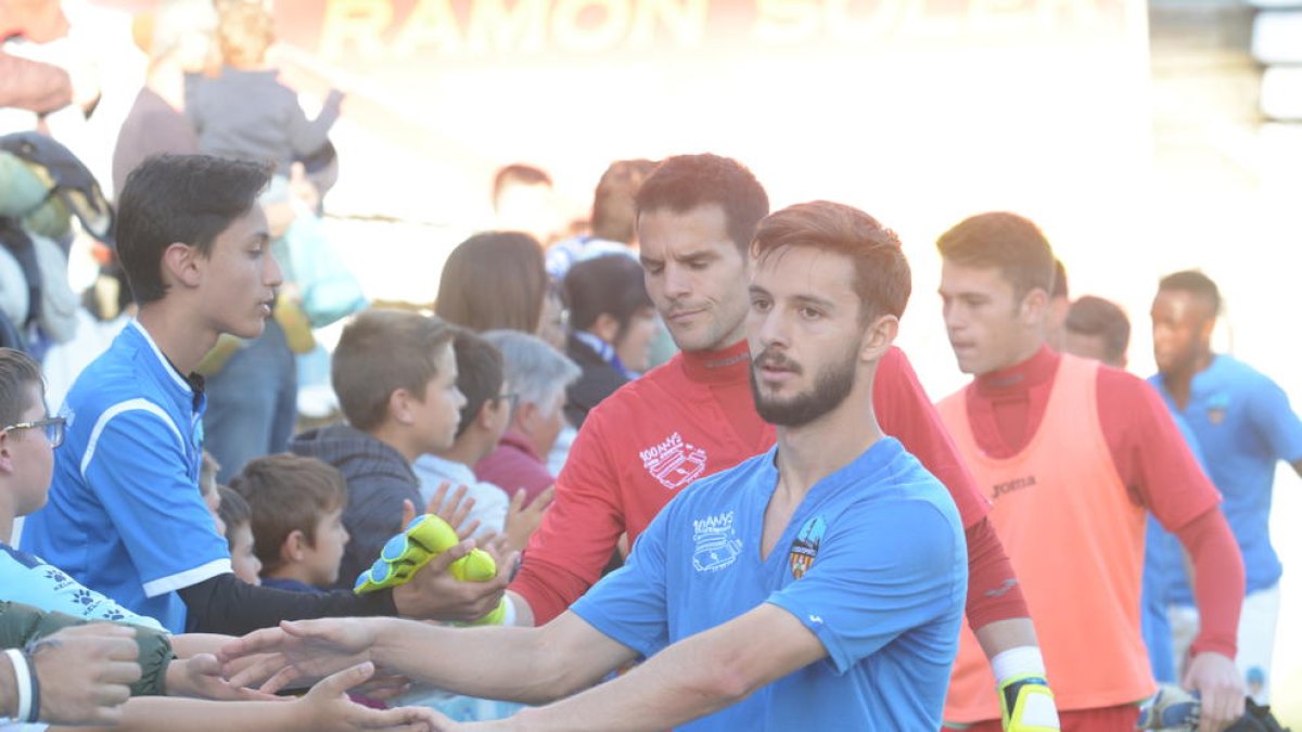 Pedro Martín pugna amb un jugador del Barcelona B, en una acció del partit d’ahir al Camp d’Esports.