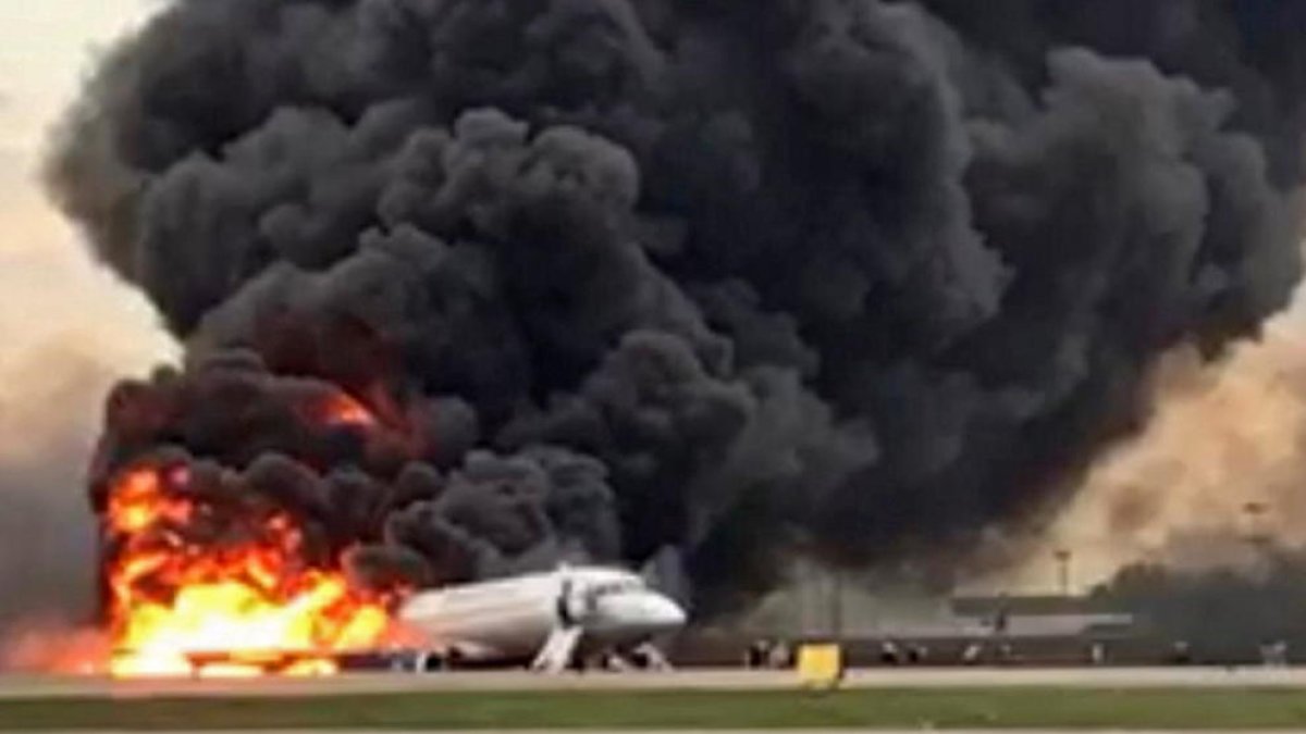 Imatge de l’avió en flames a l’aeroport de Xeremétievo.
