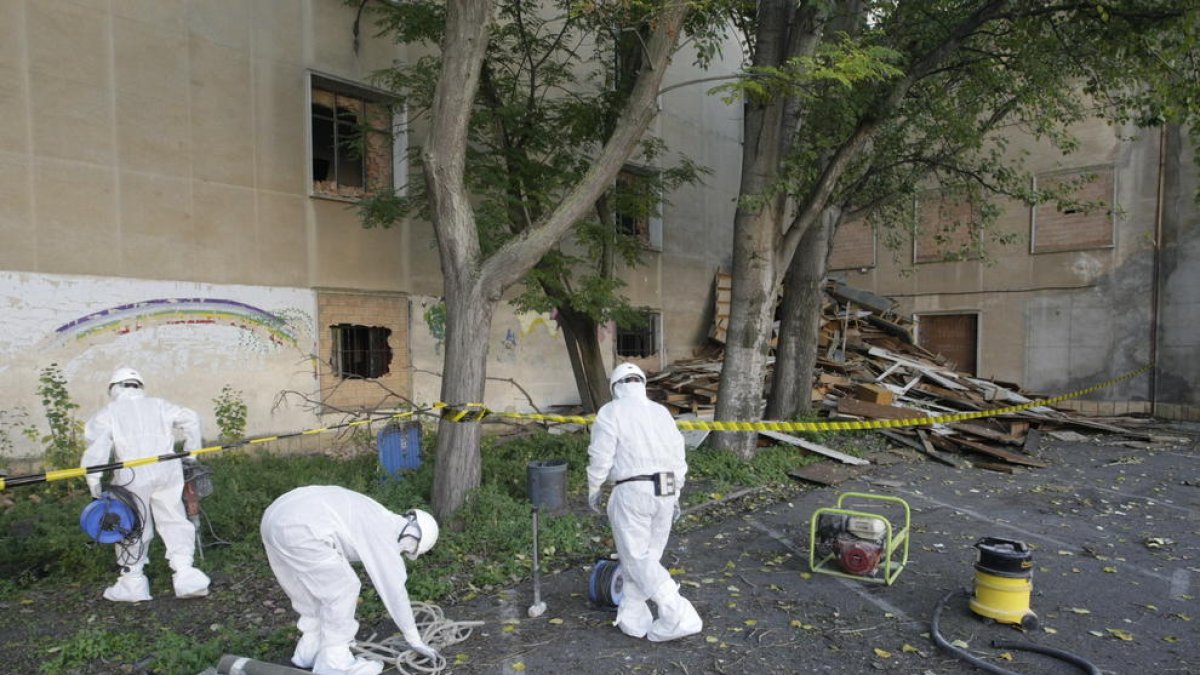 Retirada d’amiant durant la demolició de Magisteri.