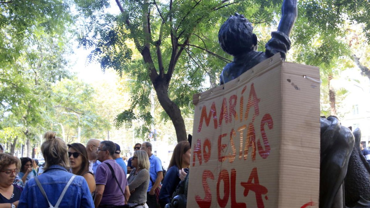 “María, no estàs sola”, suport a la mare a Barcelona - Mig centenar de persones, la majoria ciutadans uruguaians residents a Catalunya, es van concentrar ahir a les portes del consolat de l’Uruguai a Barcelona per donar suport a la mare de  ...