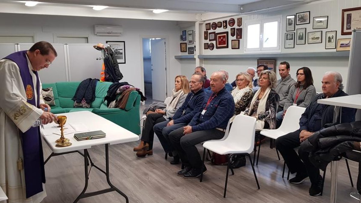 Missa a l’hangar de l’aeroclub a Alguaire amb motiu de la festa patronal de l’aviació.