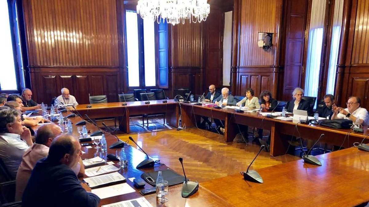 Moment de la reunió extraordinària de la Taula Agrària celebrada ahir al Parlament.