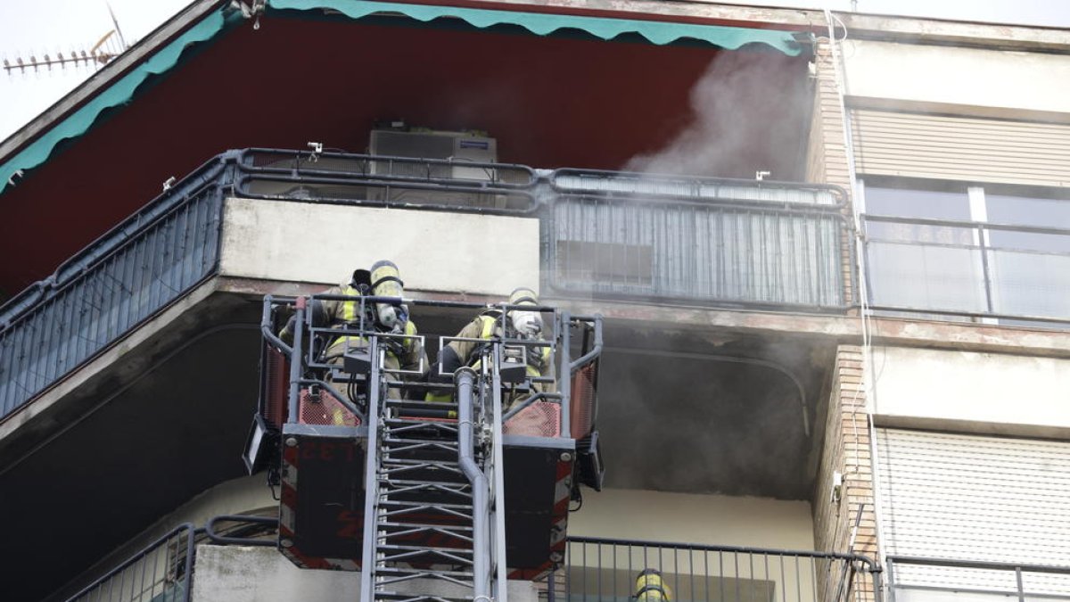 El fuego ha calcinado el recibidor de un piso de la sexta planta del edificio.