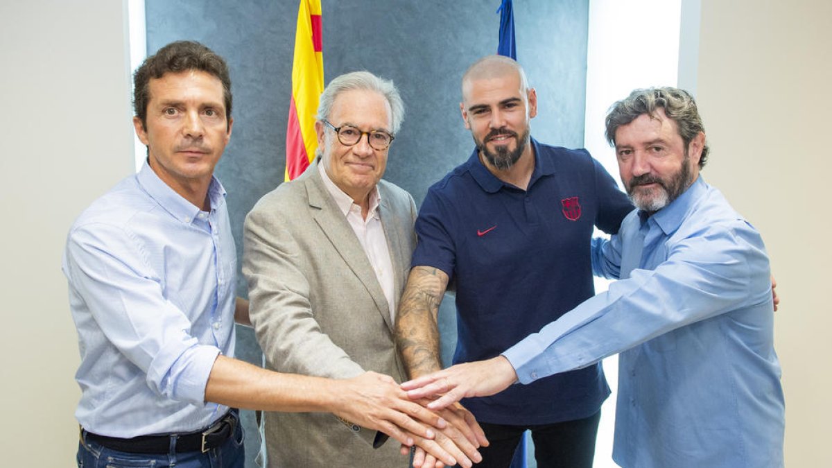 Valdés, amb Guillermo Amor, el directiu Silvio Elías i José Mari Bakero.