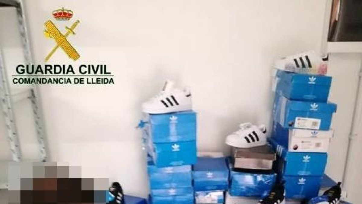 Intervenidos en una tienda de Tàrrega 64 pares de zapatillas deportivas falsificadas