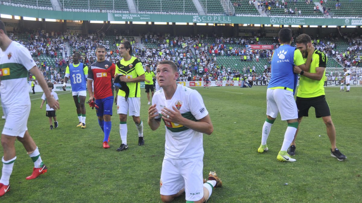 Zotko reza tras un partido en el que el Elche tenía cerca ya el ascenso a Segunda la pasada campaña.