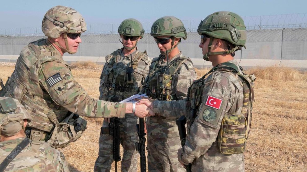 Militars nord-americans s’acomiaden a Síria dels seus homòlegs turcs.