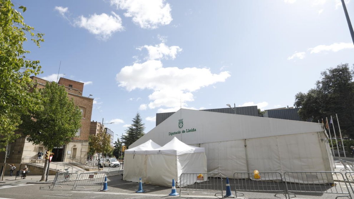 Imatge de l’exterior del CUAP de Prat de la Riba amb la carpa per atendre sospitosos de Covid.