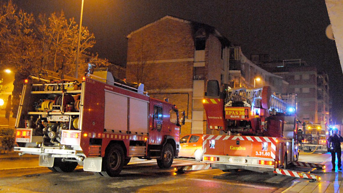 Serveis d’emergències dissabte a la nit en l’incendi.