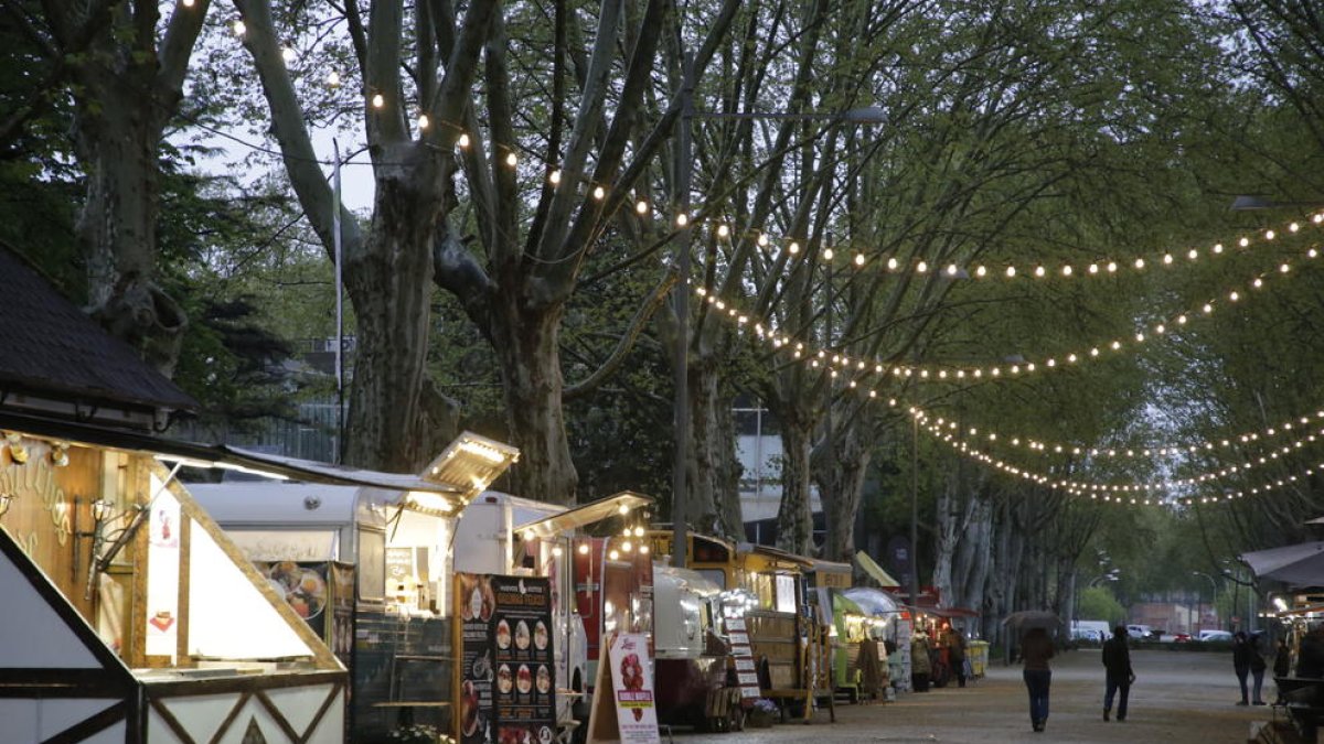 Algunas de las ‘food trucks’ del festival que ya ocupaban ayer los Camps Elisis.