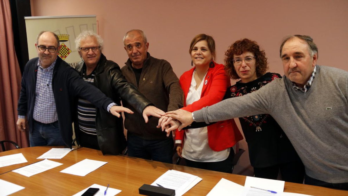Firma del conveni de col·laboració entre la Noguera i la Ribagorça aragonesa, ahir a Balaguer.