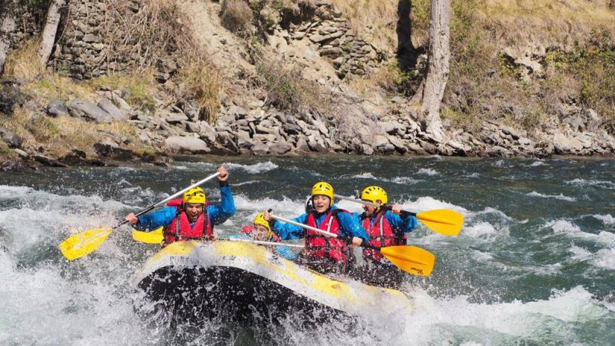 Imatge d’un grup de turistes durant una baixada de ràfting per la Noguera Pallaresa.