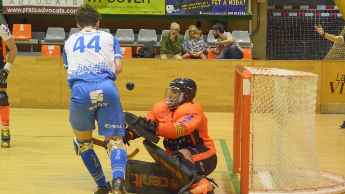 Marc Palazón intenta endur-se la bola en pugna amb Borja Ramon.