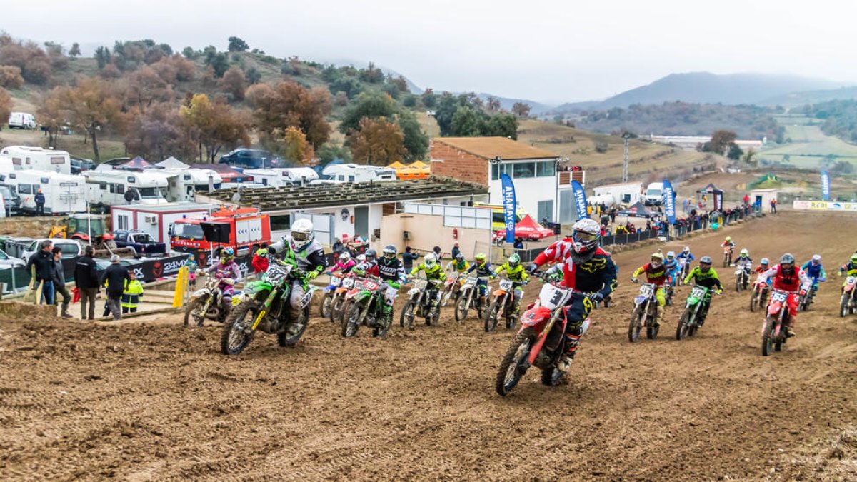 A la imatge, la sortida en grup de la categoria d’aficionats ahir al circuit El Bosquet de Ponts.