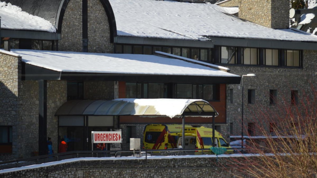 Ambulancias en el hospital de Vielha tras ingresar la víctima.