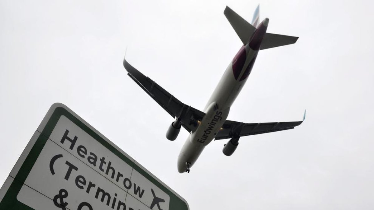 Imatge d’un avió al recinte aeroportuari de Heathrow.