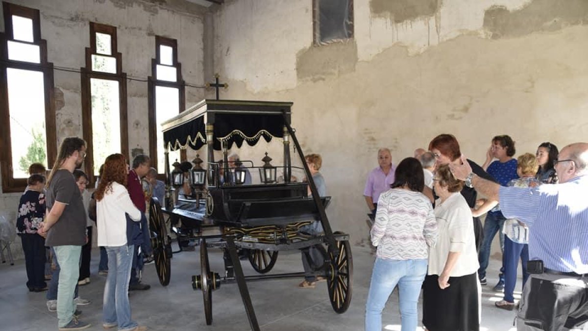 El antiguo carro funerario ha sido restaurado.