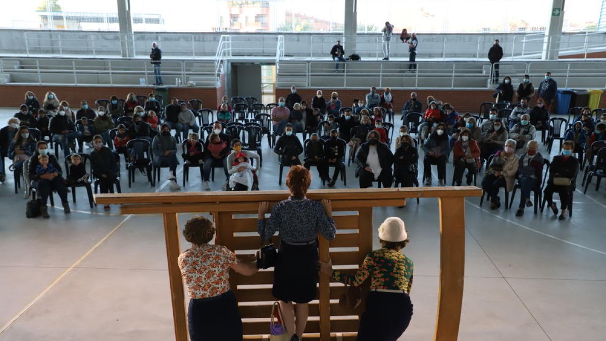 L’espectacle de la Cia. Anna Confetti es va traslladar a la nova pista esportiva per l’amenaça de pluja.