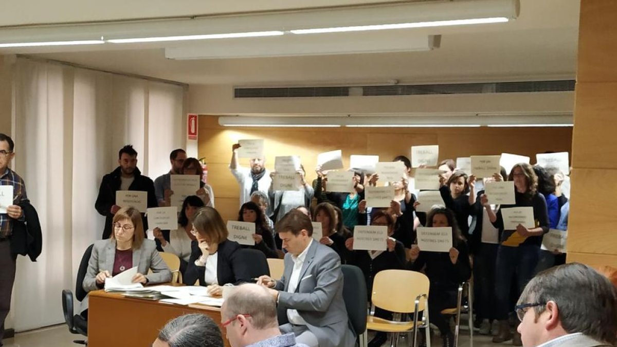 Imatge de la protesta d’ahir dels treballadors del consell.