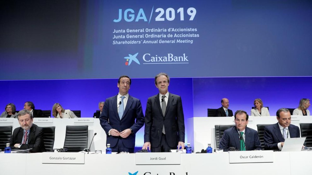 Gortázar y Gual, ayer, en la junta de accionistas de CaixaBank.