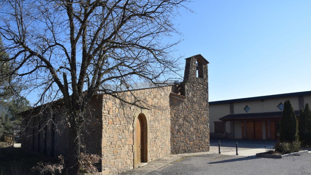 L’església i el local social d’Aguilar, en terra d’un particular que Bassella ha hagut d’expropiar.