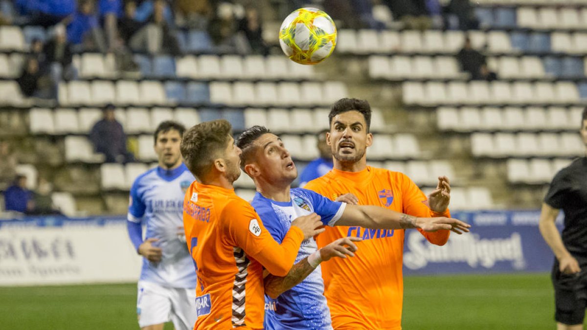 Eder trata de llegar al balón ante el guardameta visitante, Loscos.