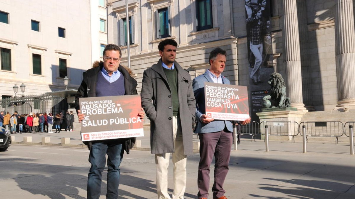 Representantes de víctimas de abusos reclamando en 2019 ampliar la vigencia de estos delitos.