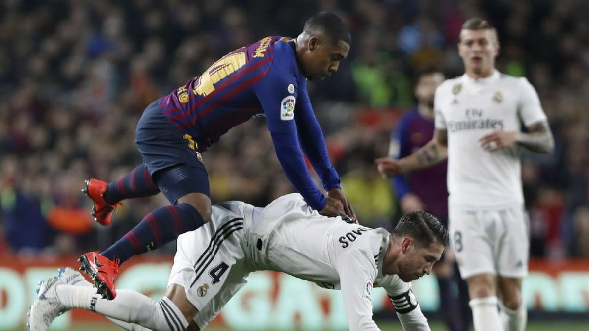 Malcom, protagonista ahir, xoca amb Sergio Ramos durant el partit d’ahir.