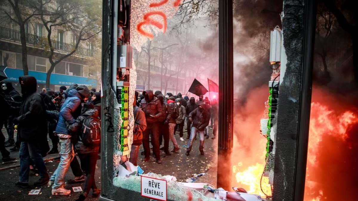 Francia encadena 5 días de protesta por la reforma de las pensiones.