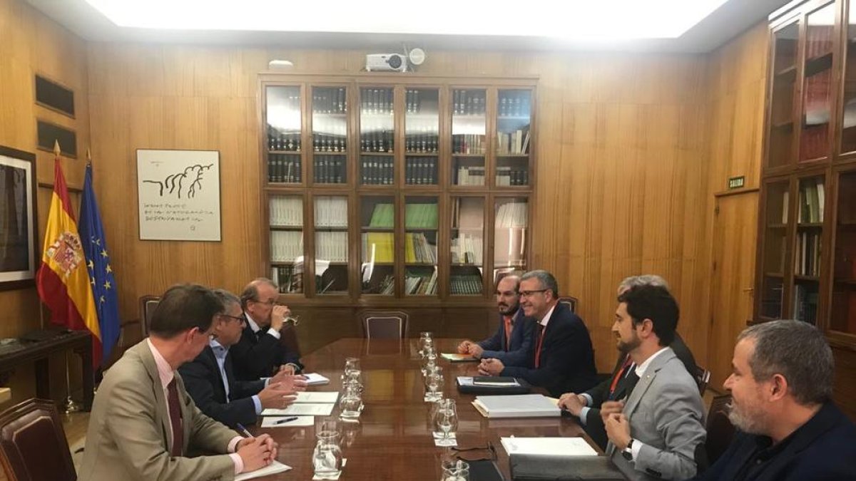 La reunió d’ahir a Madrid, a què van assistir el síndic d’Aran i el conseller de Territori.